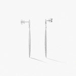 Vue latérale des boucles d’oreilles en or blanc Stiletto avec des diamants soigneusement sertis griffes.