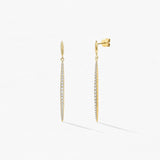 Boucles d’oreilles longues en or jaune avec diamant taille rond, modèle Stiletto, vue de face capturant l'éclat des diamants.