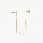 Vue latérale des boucles d’oreilles en or jaune Stiletto, montrant la finesse du design et la beauté des diamants.