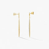 Vue latérale des boucles d’oreilles en or jaune Stiletto, montrant la finesse du design et la beauté des diamants.