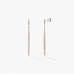 Boucles d’oreilles longues en or rose avec diamant taille rond, modèle Stiletto, vue de face capturant la finesse des détails.
