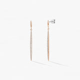 Boucles d’oreilles longues en or rose avec diamant taille rond, modèle Stiletto, vue de face capturant la finesse des détails.