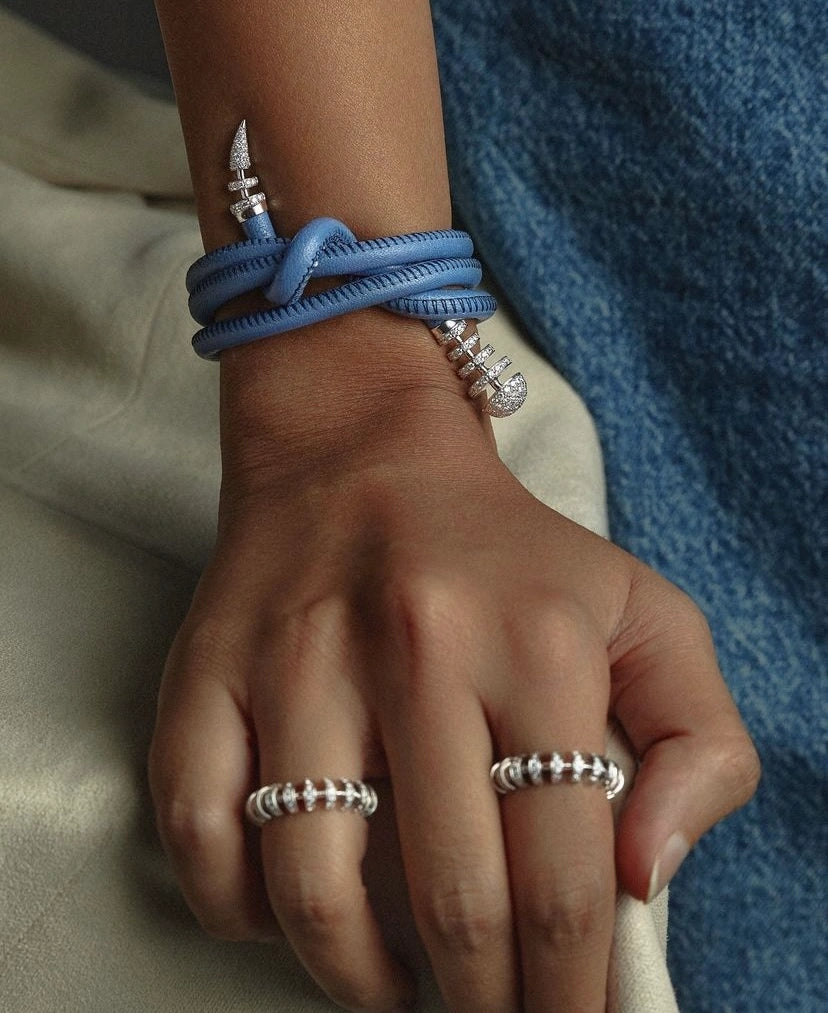 Bracelet London en cuir bleu et or blanc, serti de 1.55 carats de diamants, vue de face.