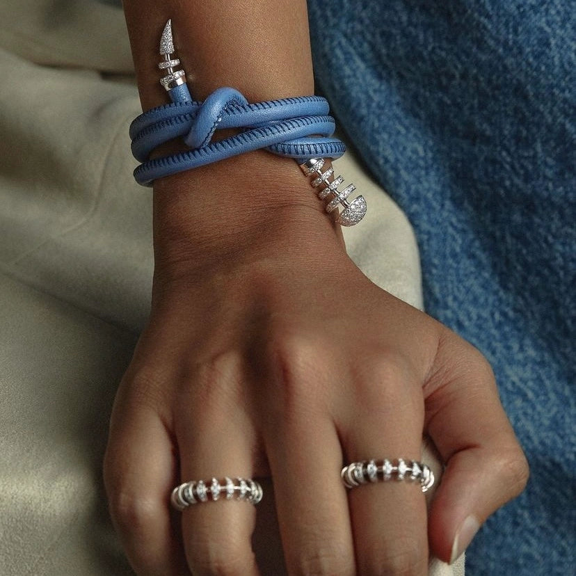 Bracelet London en cuir bleu et or blanc, serti de 1.55 carats de diamants, vue de face.
