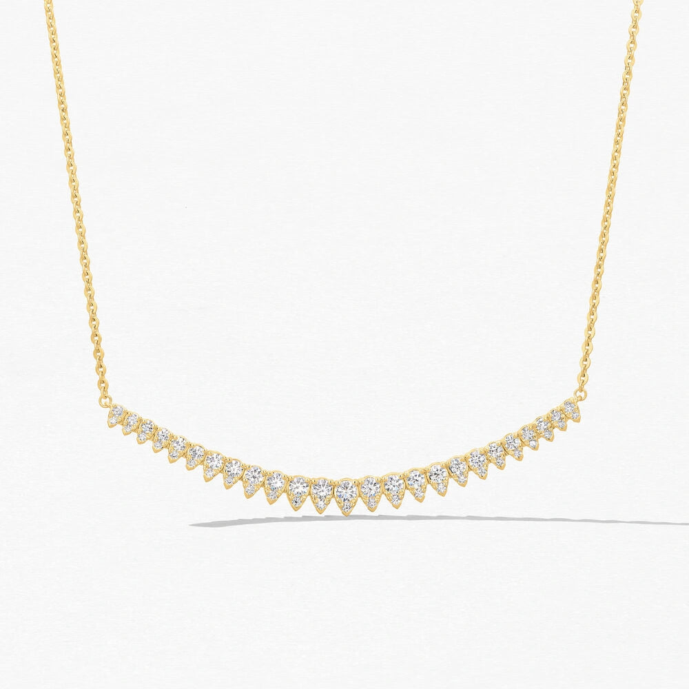 Pendentif en diamant sur chaîne d'or jaune, collier Saint Germain Grand pour un look chic.