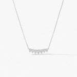Détail du collier en or blanc Saint Germain, serti de diamants avec design parisien.