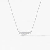 Détail du collier en or blanc Saint Germain, serti de diamants avec design parisien.