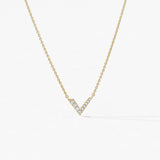 Collier or jaune et diamants Victoire, bijou en forme de V.