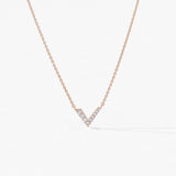 Collier en or rose Victoire avec 0.19 carat de diamants, élégance intemporelle.