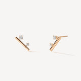 Vue latérale des boucles d’oreilles en or rose Silhouette avec des diamants sertis griffes, montrant la précision du design.