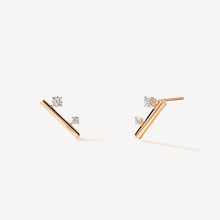 Vue latérale des boucles d’oreilles en or rose Silhouette avec des diamants sertis griffes, montrant la précision du design.