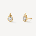 Boucles d’oreilles en or jaune avec diamant taille rond, modèle Maasai Pure, vue de face capturant la brillance des diamants.