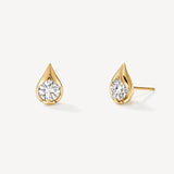 Boucles d’oreilles en or jaune avec diamant taille rond, modèle Maasai Pure, vue de face capturant la brillance des diamants.