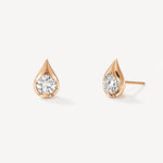 Boucles d’oreilles en or rose avec diamant taille rond, modèle Maasai Pure, vue de face capturant la finesse des détails.