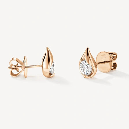Vue latérale des boucles d’oreilles en or rose Maasai Pure avec des diamants sertis griffes, montrant la précision du design.