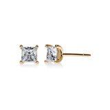 Boucles d’oreilles en or jaune avec diamant taille princesse, modèle Élégance Pure, vue de face révélant un sertissage raffiné.