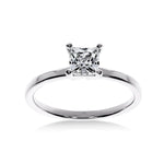 Vue de face de la bague Solitaire Fascination Diamant Princesse en or blanc, mettant en valeur la brillance du diamant central.