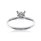 Vue de face de la bague Solitaire Fascination Diamant Princesse en or blanc, mettant en valeur la brillance du diamant central.