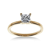 Bague de fiançailles Solitaire Fascination Diamant Princesse en or jaune avec diamant taille princesse certifié GIA, vue de face.